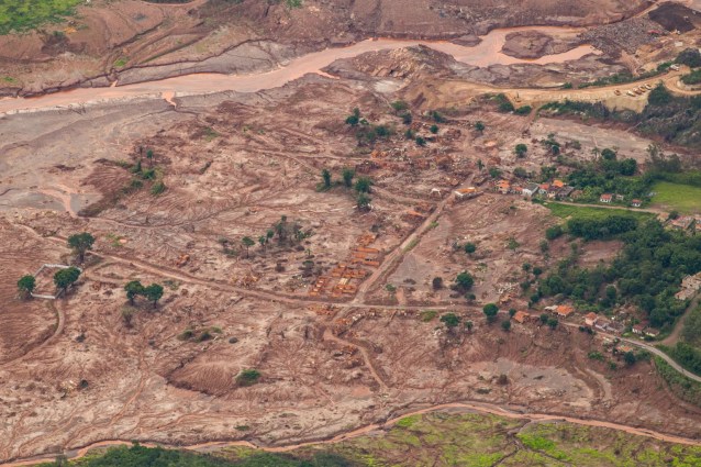 Mariana covered by mud from the Fundão reservoir.